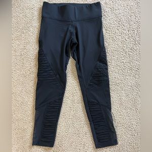 Victoria Secret Pink Ultimate Cropped Leggings